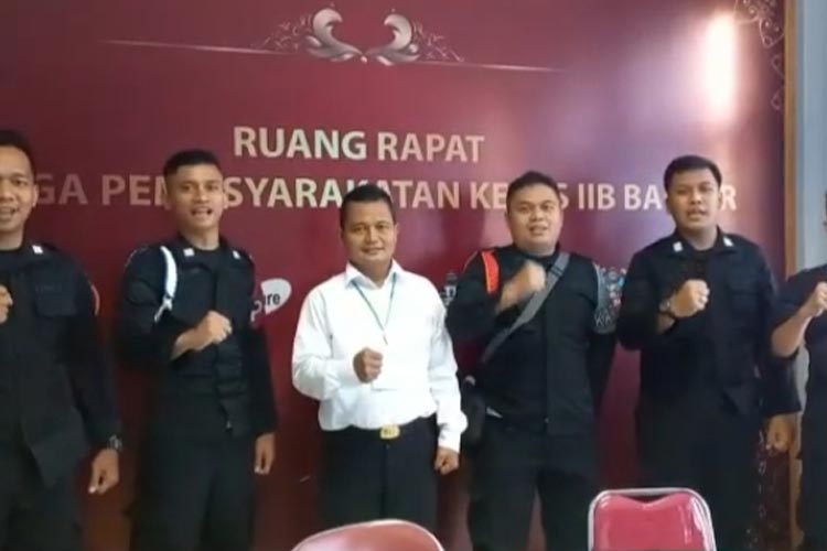 Arif Hermawan mencetuskan aplikasi digital Sikoling Lanjar untuk tingkatkan pengamanan di kawasan Lapas Banjar. (FOTO: Dok Lapas Banjar)