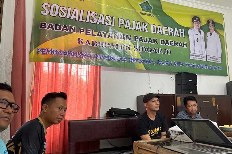 Kepala Dinas Badan Pelayanan Pajak Daerah (BPPD) Sidoarjo, Ari Suyono saat menggelar sosialisasi pajak daerah untuk para wartawan di Sidoarjo yang tergabung dalam Forum Wartawan Sidoarjo (FOTO: dok forwas)