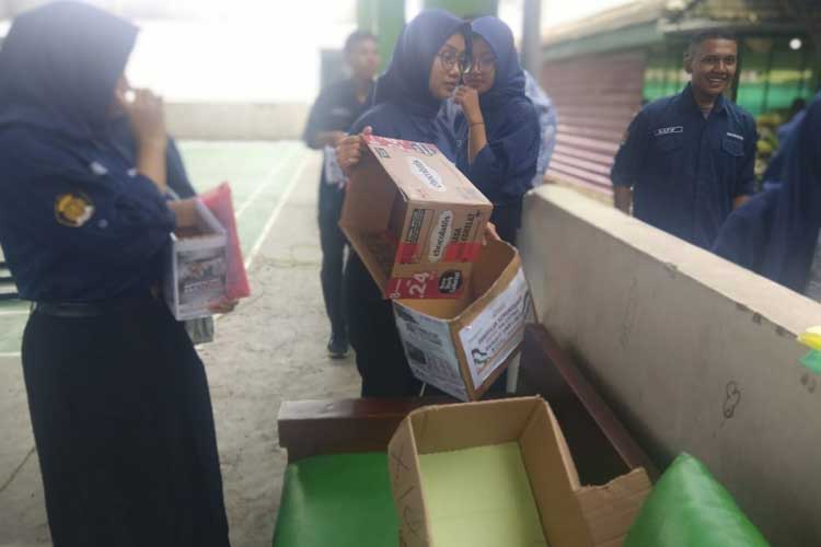 Para siswa SMAN 7 Malang saat memulai mengumpulkan donasi dengan menggunakan kardus bekas. (FOTO: SMAN 7 for TIMES Indonesia)