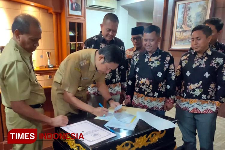 Bupati Lamongan, Yuhronur Efendi, bersama KPU Lamongan, menandatangani NPHD Pilkada 2024, di ruang kerja Bupati Lamongan, Senin (11/12/2023). (FOTO: KPU Lamongan for TIMES Indonesia)
