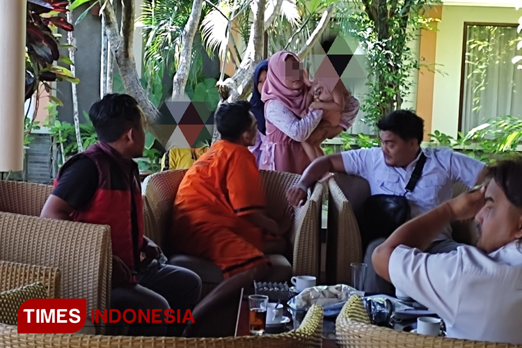 FZ ketika bisa bertemu anaknya ketika rekonstruksi di Hotel Ijen View. Tampak di berkomunikasi dengan anaknya yang masih balita (FOTO: Moh Bahri/TIMES Indonesia)