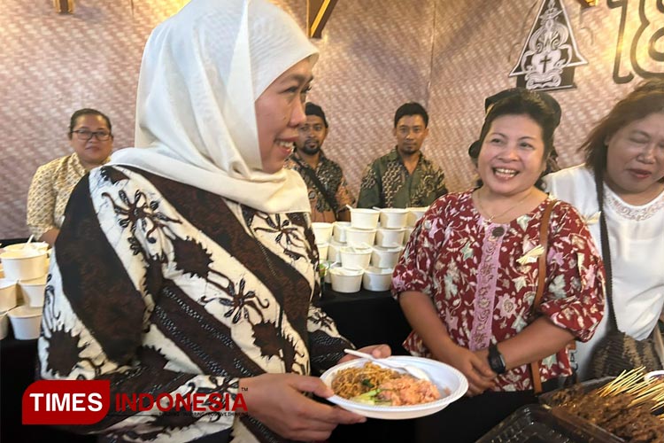 Gubernur Khofifah bersama ibu-ibu jemaat GKJW Wiyung Surabaya, Selasa (12/12/2023). (FOTO: Lely Yuana/TIMES Indonesia)