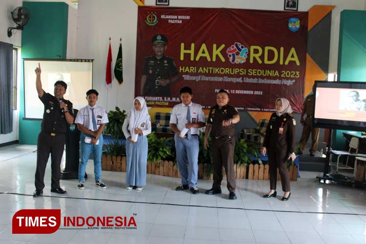 Kejari-Pacitan-saat-ajak-siswa-SMKN-3-Pacitan-a.jpg