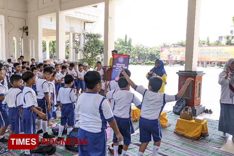 Direktur APeL Anis Su'adah didampingi Kepala SDN Jetis 4 Riza Fu'ada saat memberikan sosialisasi Anti Bullying, Kekerasan dan Intoleransi di Pendopo Alun-alun Lamongan, Selasa (12/12/2023). (Foto: Moch. Nuril Huda/TIMES Indonesia)