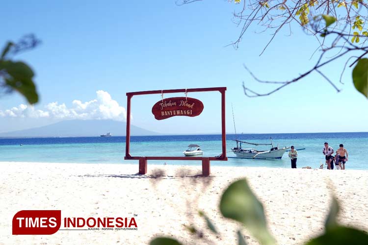 Salah satu wisata populer di Banyuwangi yaitu Pulau Tabuhan. (Foto: Anggara Cahya /TIMES Indonesia)