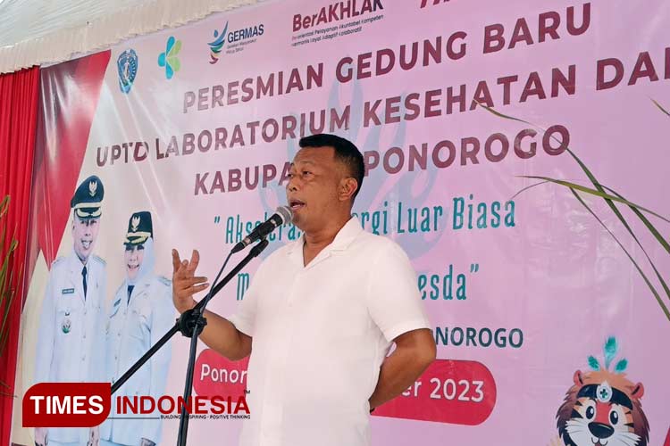 Bupati Sugiri Sancoko didampingi Wabup Lisdyarita dan Kepala Dinkes Dyah Ayu Puspitaningarti saat meresmikan Labkesda Tambakbayan. (Foto:Marhaban/TIMES Indonesia)