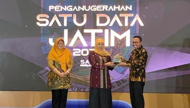 Gubernur Khofifah memberi award kepada Kepala Bappeda Jatim Muhammad Yasin pada Penganugrahan Satu Data Jatim Award 2023. (foto: IG Bappeda)