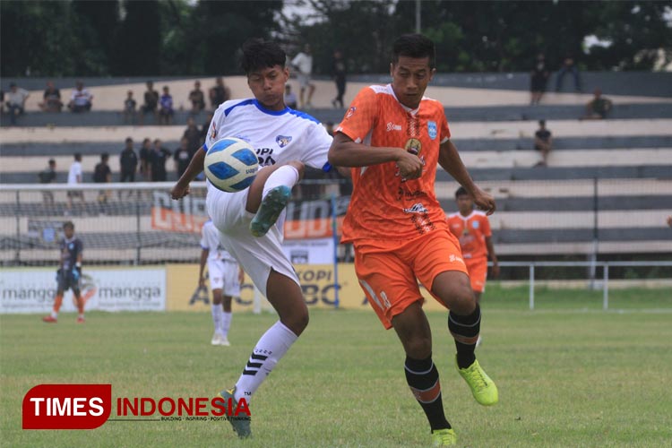 Bernaju oranye, pemain Persipro 54 berebut bola dengan Singhasari FC. (Foto: Agus Purwoko/TIMES Indonesia)