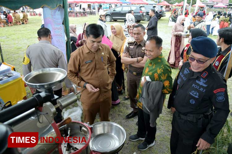 Prof. Mangku Purnomo. PhD, peneliti sekaligus penggiat kopi dan Dekan Fakultas Pertanian Universitas Brawijaya (tengah) bersama Pj Bupati Bener Meriah, Haili Yoga (kiri) menghadiri acara festival kopi di Kabupaten Bener Meriah, Aceh. (foto: dok TIN)