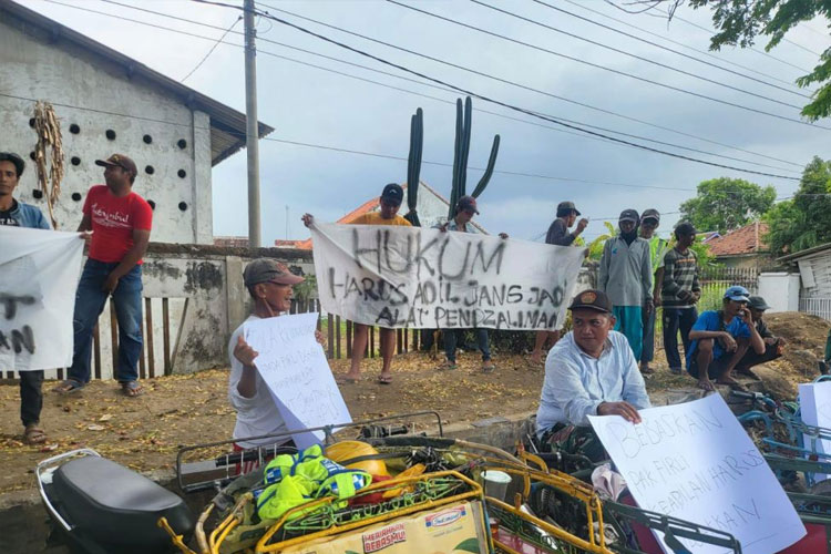 Puluhan Abang Tukang becak di Probolinggo mendukung dan mendoakan Ketua KPK Non aktif, Firli Bahuri. (FOTO: ist) 