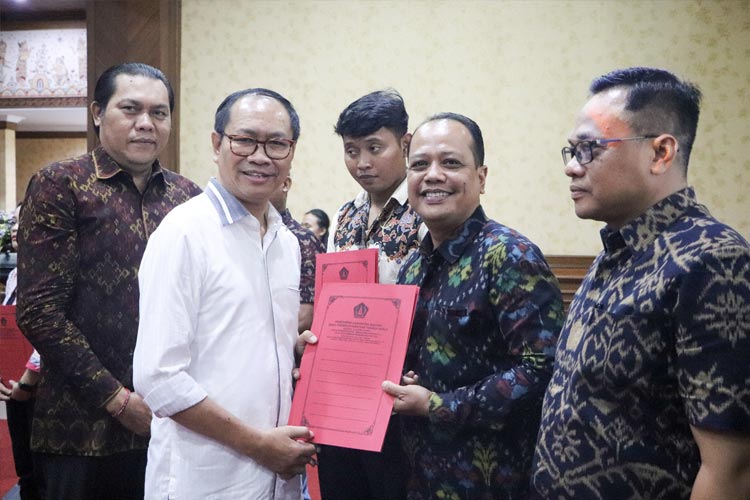 Wabup Suiasa menyerahkan secara simbolis sertifikat kompetensi kepada pekerja sektor pariwisata di Kabupaten Badung Tahun 2023 di Puspem Badung. (Foto: Prokopim Badung for TIMES Indonesia) 