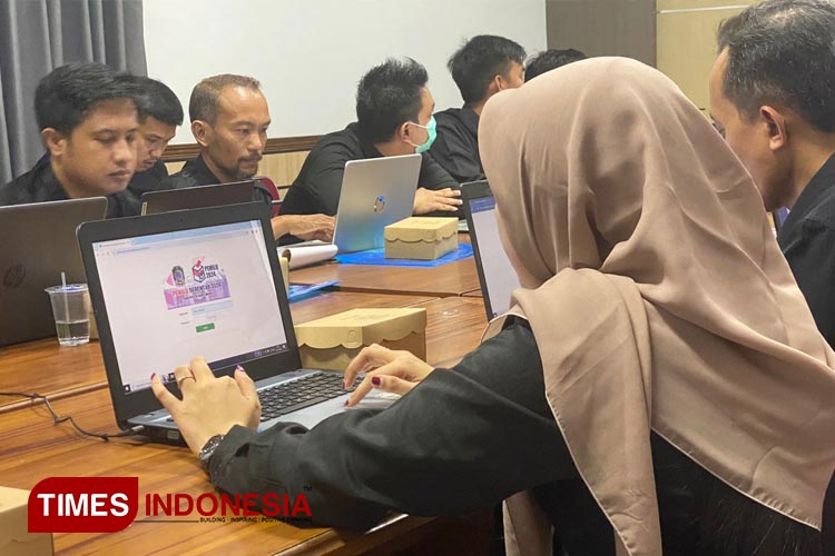 Operator Pelaporan dan Rekapitulasi melakukan Bimtek di Ruang Rapat Bakesbangpol Banyuwangi. (FOTO: Fazar Dimas/TIMES Indonesia)