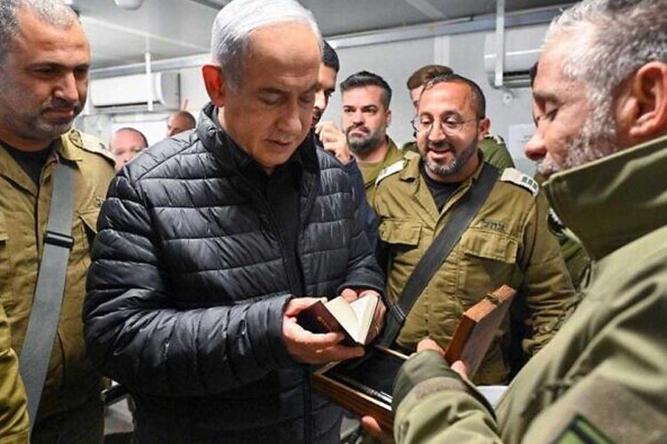 Benjamin Netanyahu saat mengunjungi fasilitas penahanan di Israel selatan tempat anggota Hamas yang ditahan di Jalur Gaza sedang diinterogasi oleh unit intelijen manusia 504 IDF, Rabu (13/12/ 2023) kemarin.(FOTO: TIMES of Israel)