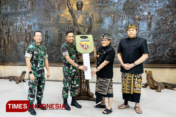 Bupati Badung Nyoman Giri Prasta menyerahkan hibah kendaraan operasional untuk Kodam IX Udayana Kodim 1611/Badung, di Kantor Kodam IX Udayana Denpasar. (Foto: Susi/TIMES Indonesia) 