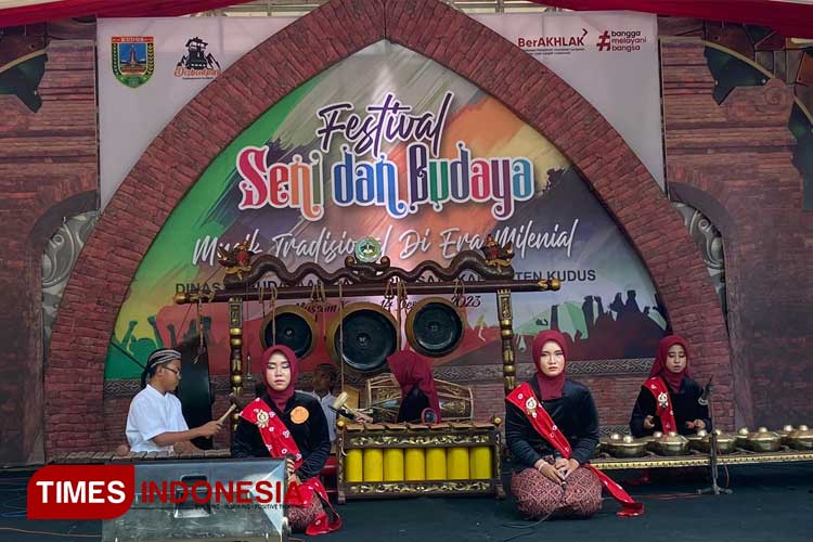 Disbudpar Kudus menyelenggarakan Festival Seni dan Budaya di halaman Museum Kretek Kudus. (Foto: Arif/TIMES Indonesia)