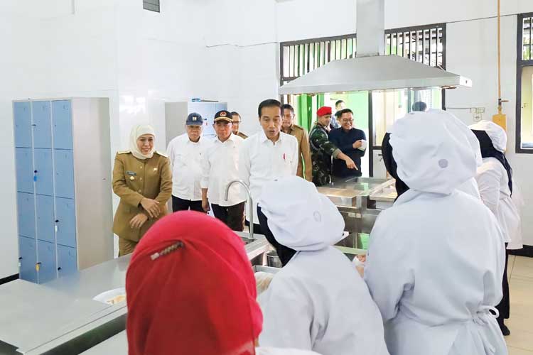 Presiden Jokowi didampingi Gubernur Khofifah menemui para siswa SMKN 3 Malang, Kamis (14/12/2023). (FOTO: Dok. Humas Pemprov Jatim)