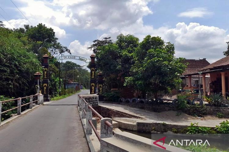 Kondisi kampung sangat sepi setelah dilakukan penggeledahan oleh polisi di rumah seorang terduga teroris di Dukuh Kado, Desa Tambak, Kecamatan Mojosongo, Kabupaten Boyolali, Jawa Tengah, Kamis (14/12/2023). (FOTO: ANTARA/Bambang Dwi Marwoto)