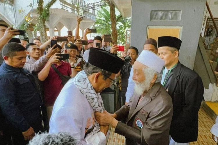 Mahfud MD saat menyambangi Pondok Pesantren Roudlotul Ulum, Cidahu, Pandeglang Banten dan bertemu Abuya Muhtadi. (FOTO: dok. Tim Mahfud MD)