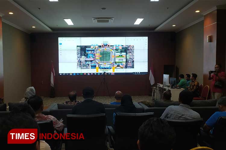 Tim dari Kementerian PUPR memaparkan rencana pembangunan Stadion Surajaya, di Aula Lantai 3 Gedung Pemkab Lamongan, Kamis (14/12/2023). (FOTO: MFA Rohmatillah/TIMES Indonesia)