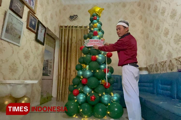Pohon natal dari balon ini dibuat oleh Paulus Rawuh Handoko warga Perumahan Muria Indah Blok C, Kecamatan Bae, Kudus. (Foto: Arief/TIMES Indonesia)