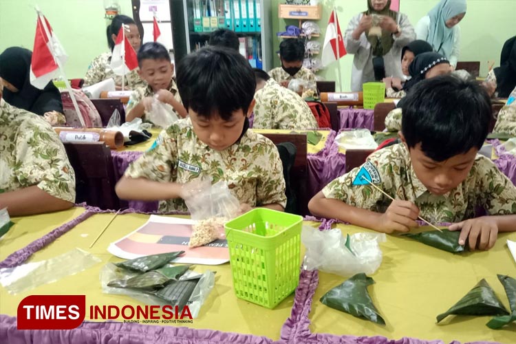 Siswa SDN Lowokwaru 2 Kota Malang melalui kelas Inspiratif Tematik membuat tempe yang merupakan makanan khas Indonesia. (FOTO: TIMES Indonesia)