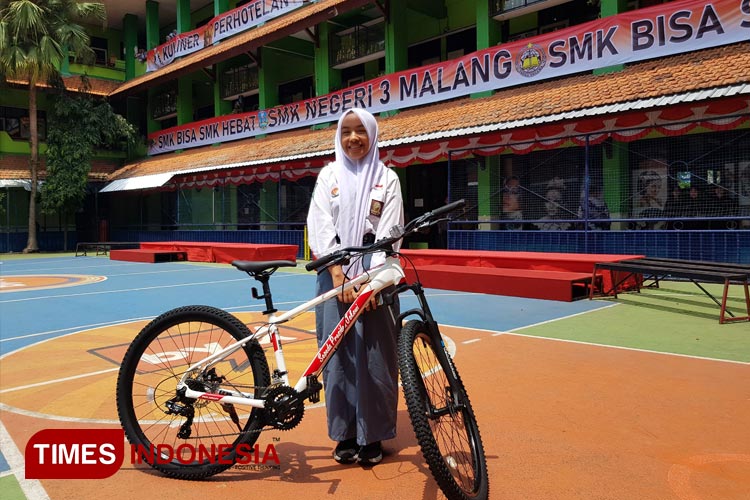 Salah satu siswi SMKN 3 Malang yang mendapatkan hadiah sepeda dari Presiden Joko Widodo. (FOTO: Achmad Fikyansyah/TIMES Indonesia) 