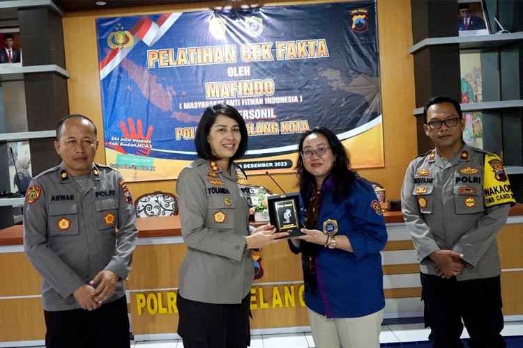 AKBP Yolanda Evalyn Sebayang, S.I.K., M.M saat memberikan cinderamata kepada Tim MAFINDO Kota Magelang. (Foto: dok. Humas Polres Magelang Kota)