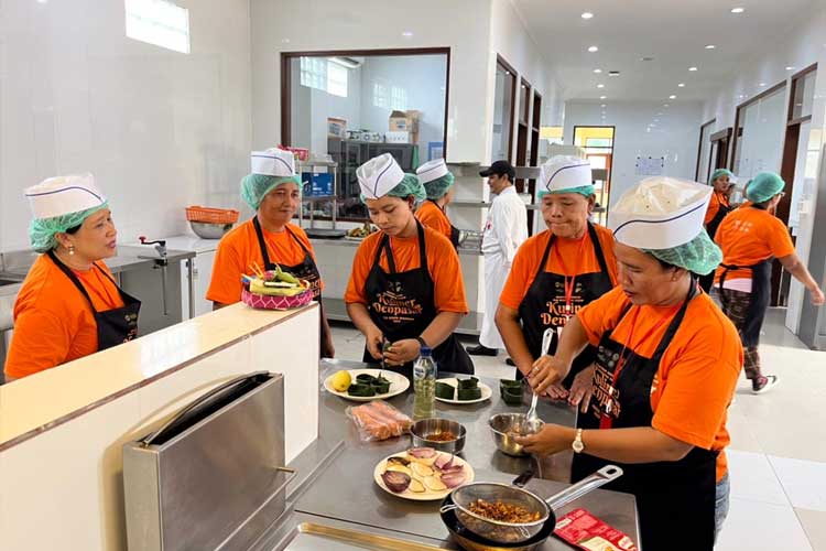 Para peserta nampak antusias mengikuti pelatihan inovasi higienitas kuliner Desa Serangan langsung mengikuti praktik memasak bersama para chef ternama. (Foto: Humas Pemkot Denpasar for TIMES Indonesia) 