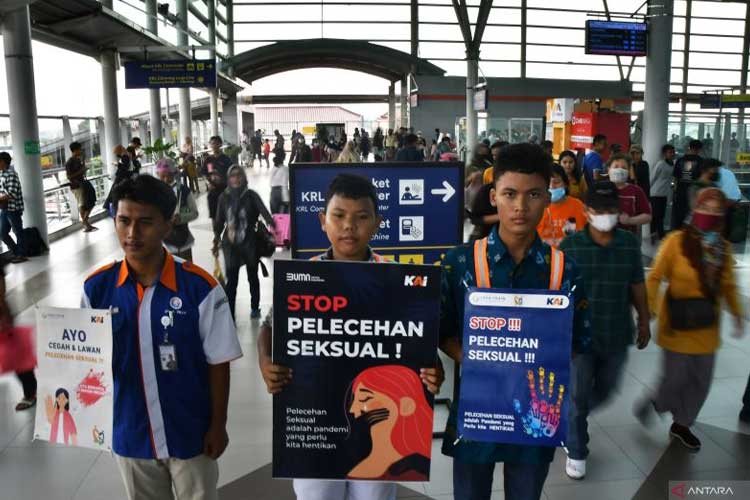 Ilustrasi - Sejumlah anggota komunitas pecinta kereta api Javatrain memegang poster saat sosialisasi untuk mencegah tindak pelecehan seksual di Stasiun Bekasi, Jawa Barat, Ahad (10/12/2023). (Foto: ANTARA/Fakhri Hermansyah/nym)