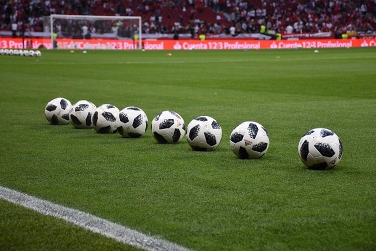 Judi online atau bursa taruhan di sepak bola tercatat memiliki perputaran uang sangat besar setiap pekannya. (beesoccer)