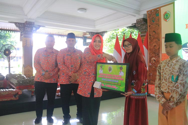 Bupati Mojokerto, Ikfina Fahmawati secara simbolis memberikan beasiswa kepada salah seorang pelajar di Kabupaten Mojokerto. (Dok. Kominfo)