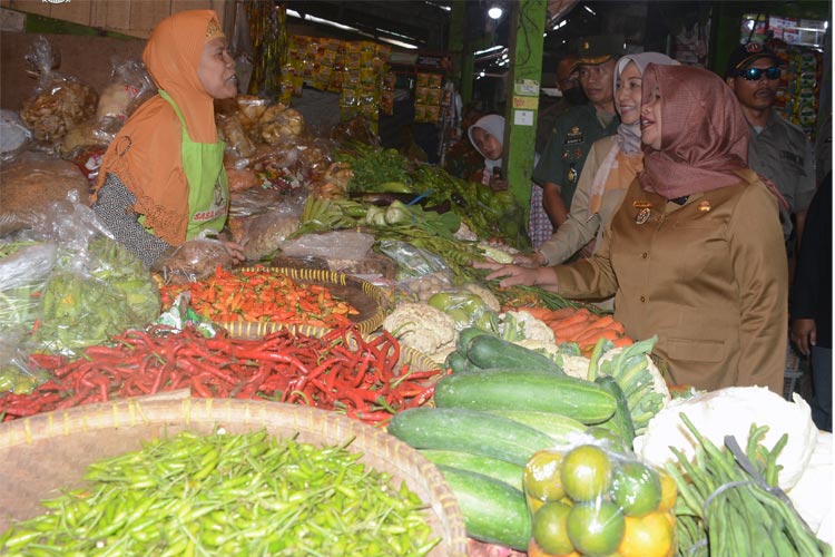 Bupati Sleman Kustini ketika memantau harga dan stok bahan pokok pangan di Pasar Pakem, Sleman, Yogyakarta. (FOTO: Pemda DIY)