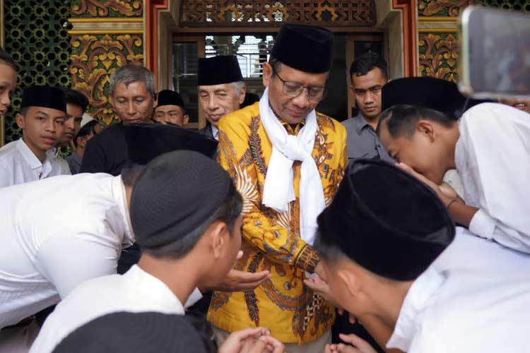 Mahfud MD saat melakukan kunjungan ke Pondok Pesantren. (FOTO: dok. Tim Mahfud MD) 