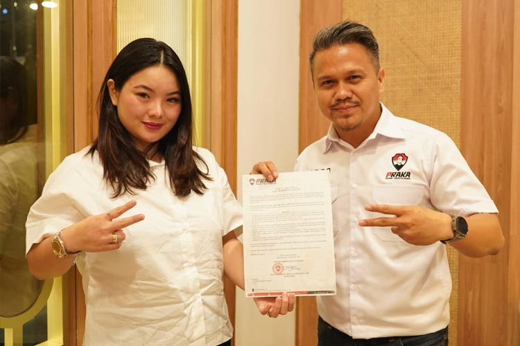 Ketua Umum Praka, Osco Olfriady Letunggamu saat menyerahkan surat mandat sebagai Ketua Praka Sulawesi Utara kepada Hillary Brigita Lasut yang juga Caleg DPR RI Partai Demokrat dari Dapil Sulut. (Foto: Demokrat Sulut for TIMES Indonesia)