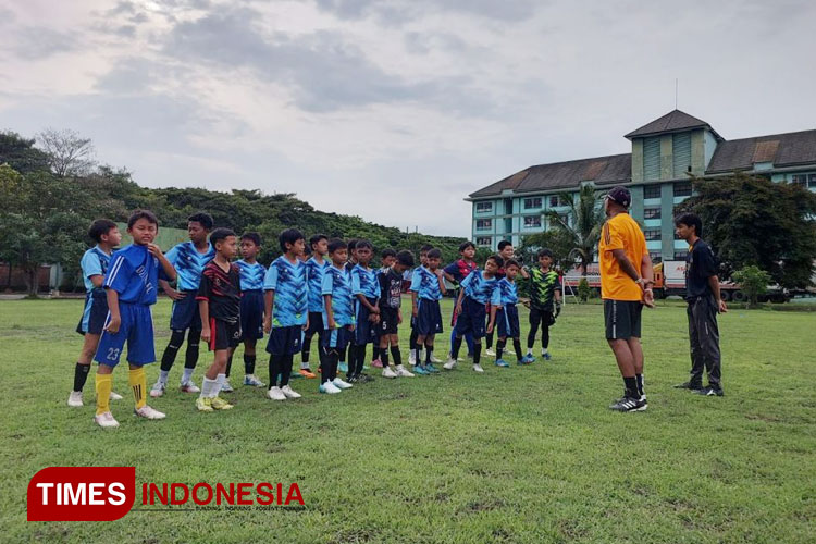 Para pemain muda dari Rabbani Indonesia Muda FC berlatih strategi sepak bola, mereka menjadi bibit unggul pengelolaan sepakbola di kota Malang dan sekitarnya. (FOTO: AJP TIMES Indonesia)
