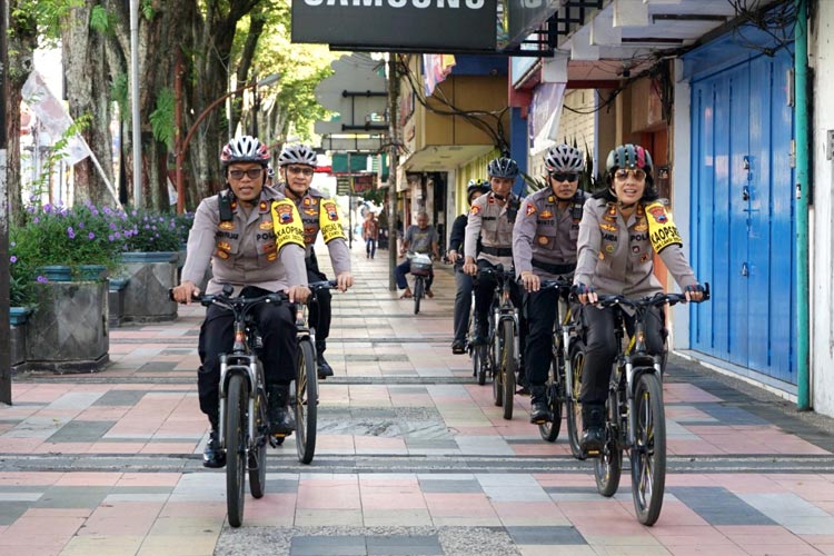 AKBP Yolanda Evalyn Sebayang, S.I.K., M.M., saat melakukan patroli dialogis dengan sepeda dinasnya. (FOTO: dok Humas Polres Magelang Kota)