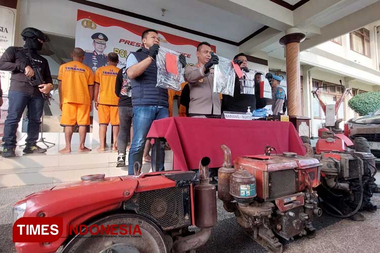 Polisi sedang menunjukkan barang bukti kepada wartawan saat press conference. (FOTO: Anggara Cahya/TIMES Indonesia)