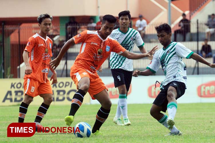 Risdianto (tengah) berusaha melewati hadangan pemain Bajul Ijo FC. (Foto: Agus Purwoko/TIMES Indonesia)