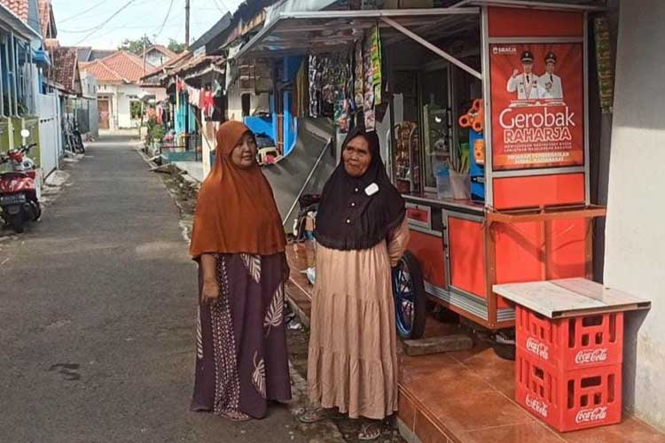 Warga Kabupaten Majalengka mendapat berbagai program bantuan dari Bupati Majalengka, H Karna Sobahi. (FOTO: Jaja Sumarja/TIMES Indonesia)