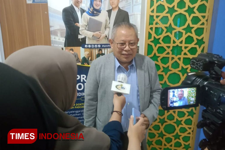 Direktur Sekolah Pascasarjana Uhamka, Prof Ade Hikmat saat diwawancarai oleh media. (FOTO: Moh Ramli/TIMES Indonesia)
