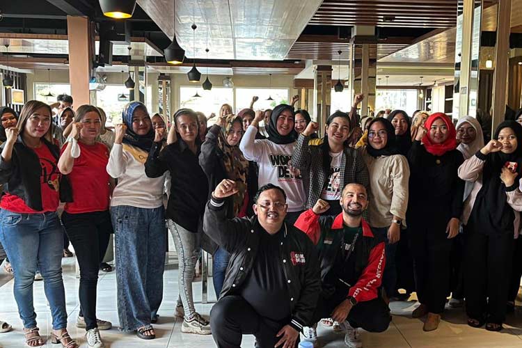 Bendahara Umum Banteng Muda Indonesia (BMI) Kaisar Kiasa Kasih Said Putra saat talkshow bersama Influencer Nasional Hasan Allaydrus foto bareng dengan pegiat medsos, Influencer, komunitas anak muda dan gen Z Cilacap. (Foto: Mas Kaisar for TIMES Indon