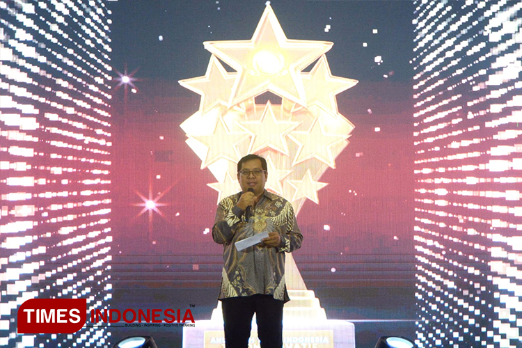 CEO TIMES Indonesia Khoirul Anwar saat menyampaikan sambutan, saat malam Anugerah TIMES Indonesia 2003 di ballroom Grand Mercure Malang Mirama, Minggu (17/12/2023). (FOTO: Aditya Hendra/TIMES Indonesia)