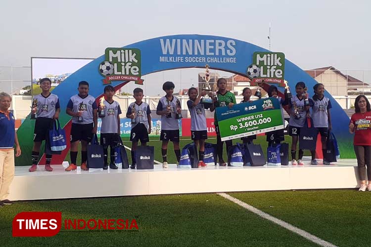 Asyifa Sholawa  Farizqi  bersama Tim Gatotkaca ditahbiskan sebagai Juara I U-12 Putri MilkLife Soccer Challenge 2023. (Foto; Arif/TIMES Indonesia)