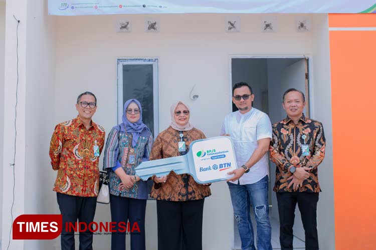 Pekerja saat mendapatkan program MLT Perumahan Wisma Ababil Kabupaten Gresik. (Foto: Akmal/TIMES Indonesia).