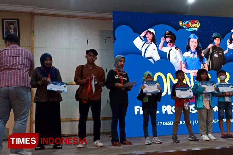 Oara siswa pemenang OMNAS yang diselenggarakan EEC di Graha Unesa Surabaya, Minggu (17/12/2023).(Foto : Aminudin/MG-TIMES Indonesia)