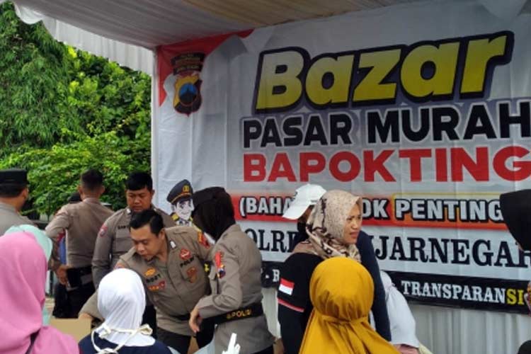 Polres Banjarnegara menggelar  bazar pasar murah bahan pokok penting di Jalan Dipayuda sekitar Alun-alun Banjarnegara. (Foto: Humas Polres Banjarnegara)
