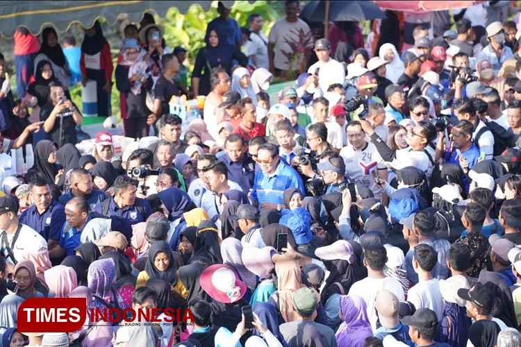 Tampak SBY berpakaian kaos biru di kerumuni masyarakat saat Jalan Sehat (Foto: Bagus For TIMES Indonesia)