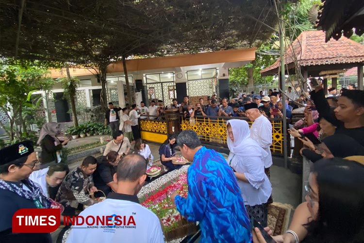 ziarah-makam-Tebuireng.jpg