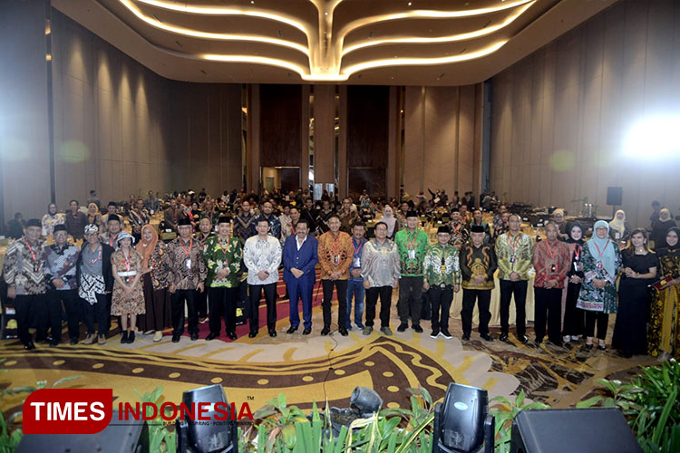 Foto bersama pada acara Anugerah TIMES Indonesia 2023 di Grand Mercure Mirama Kota Malang, Minggu (17/12/2023). (FOTO: Adhitya Hendra/TIMES Indonesia)