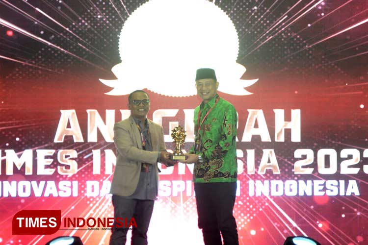 Kementrian Agama RI saat menerima Anugerah TIMES Indonesia sebagai  Best Digital Innovation tingkat nasional oleh. (Foto: Aditya Hendra/TIMES Indonesia)